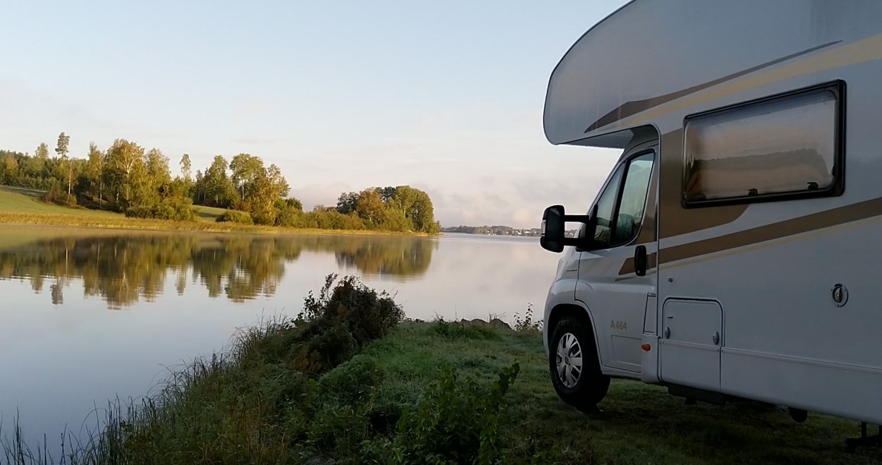 Wohnmobil am See